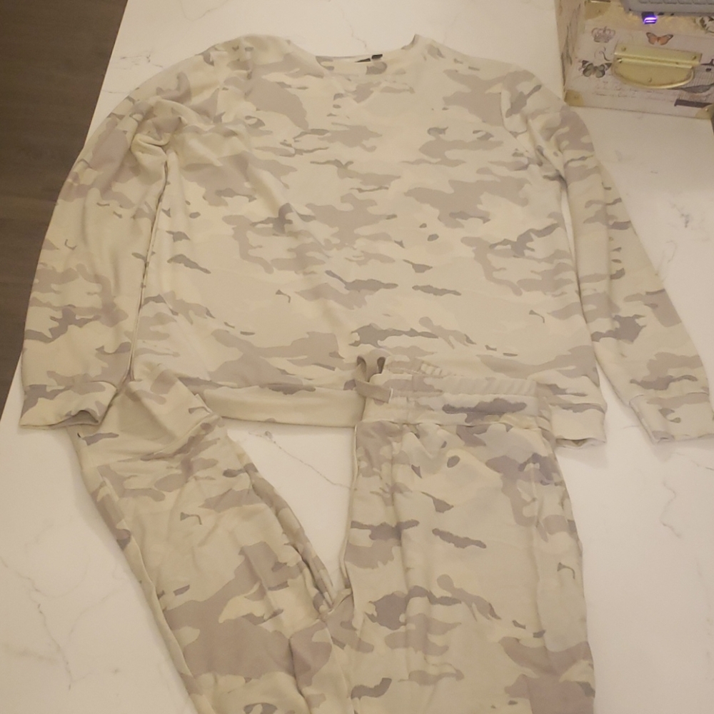 Snow camo jogger set